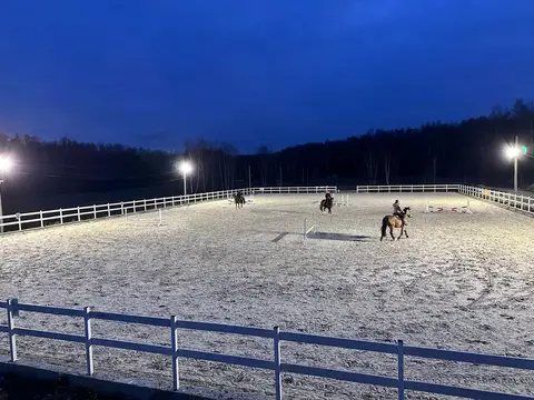 Крытый отапливаемый манеж с еврогрунтом