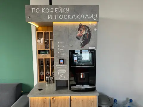 Зона ожидания с кофе и трансляцией манежа в КСК «Новый»